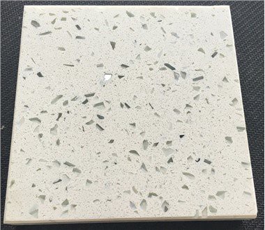 Cuarț alb cu pete de oglindă