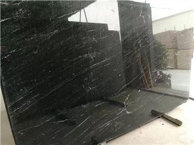 Granit negru cu vene albe