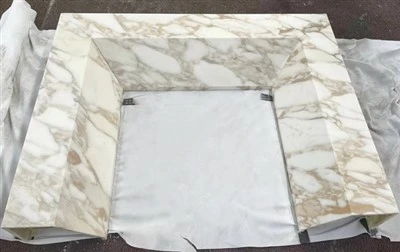 Semineu din marmură Calacatta Gold